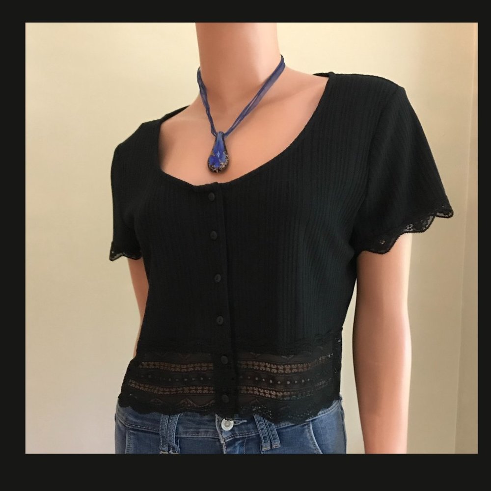 Lacy Buttoned Bodycon Crop Top